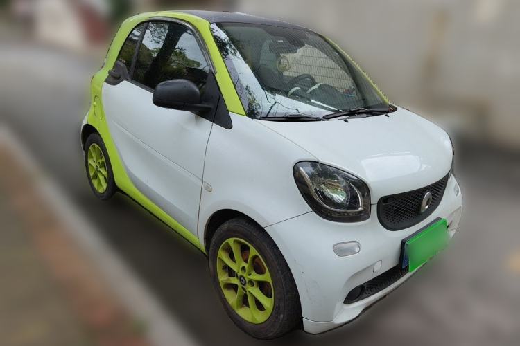 Used smart fortwo 2015 1.0L 52 kW hardtop Dynamic version Front Right 45 Deg