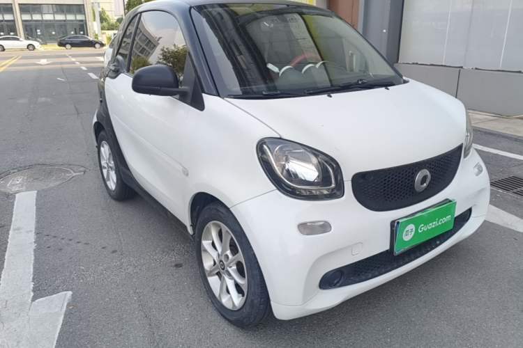 Used smart fortwo 2015 1.0L 52 kW hardtop Dynamic version Front Right 45 Deg