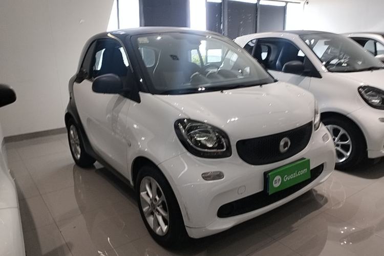 Used smart fortwo 2015 1.0L 52 kW hardtop Dynamic version Front Right 45 Deg