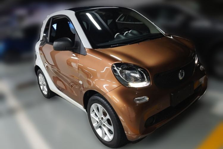 Used smart fortwo 2015 1.0L 52 kW hardtop Dynamic version Front Right 45 Deg