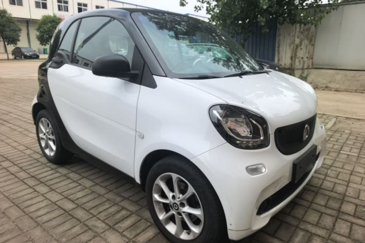 Used smart fortwo 2015 1.0L 52 kW hardtop Dynamic version Front Right 45 Deg