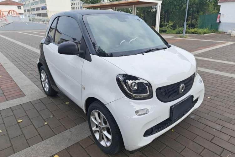 Used smart fortwo 2015 1.0L 52 kW hardtop Dynamic version Front Right 45 Deg
