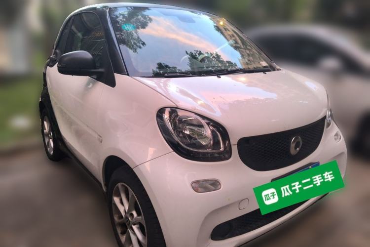 Used smart fortwo 2015 1.0L 52 kW hardtop Dynamic version Front Right 45 Deg