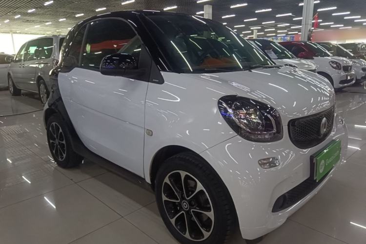 Used smart fortwo 2015 1.0L 52 kW Hardtop Passion Edition Front Right 45 Deg