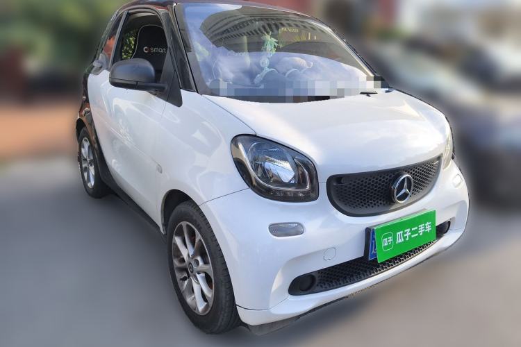 Used smart fortwo 2015 1.0L 52 kW hardtop Dynamic version Front Right 45 Deg