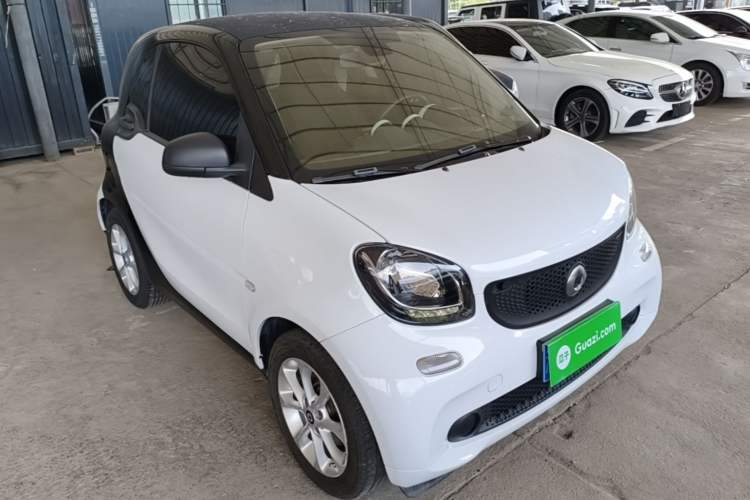 Used smart fortwo 2015 1.0L 52 kW hardtop Dynamic version Front Right 45 Deg