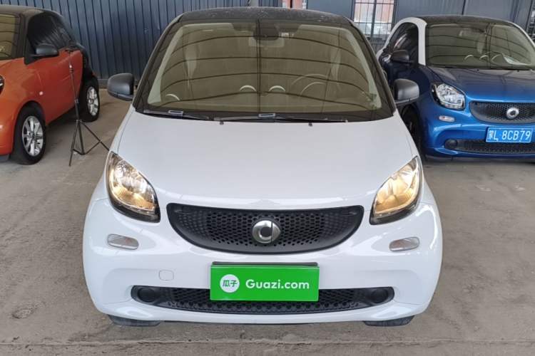 Used smart fortwo 2015 1.0L 52 kW hardtop Dynamic version Front
