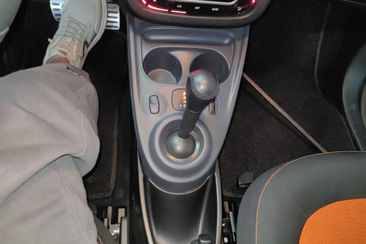Used smart fortwo 2015 1.0L 52 kW Hardtop Passion Edition Gear Lever