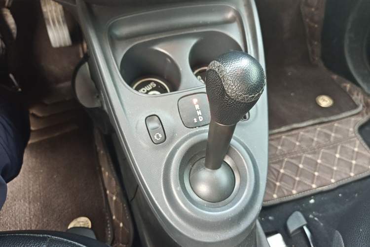 Used smart fortwo 2015 1.0L 52 kW hardtop Dynamic version Gear Lever