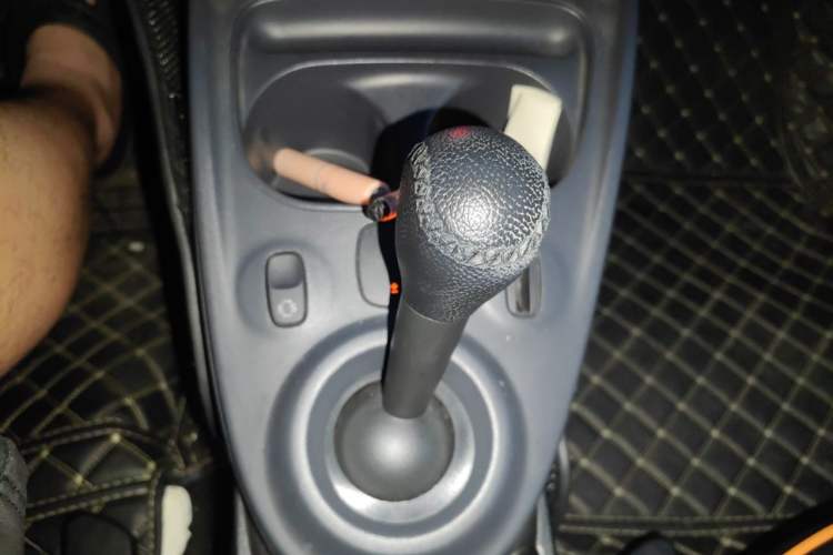 Used smart fortwo 2015 1.0L 52 kW hardtop Dynamic version Gear Lever