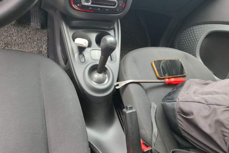 Used smart fortwo 2015 1.0L 52 kW hardtop Dynamic version Gear Lever