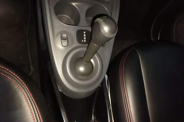 Used smart fortwo 2015 1.0L 52 kW hardtop Dynamic version Gear Lever