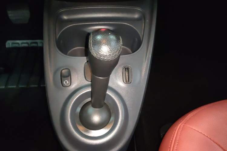 Used smart fortwo 2015 1.0L 52 kW Hardtop Passion Edition Gear Lever