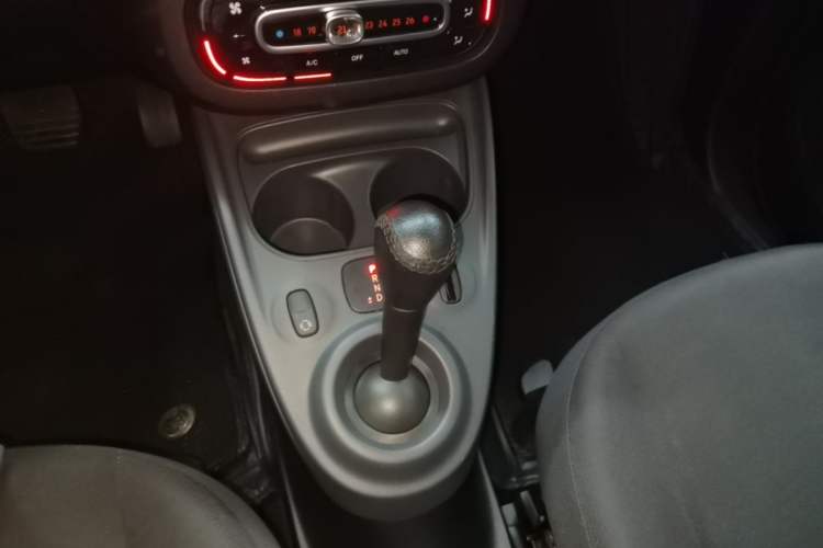 Used smart fortwo 2015 1.0L 52 kW hardtop Dynamic version Gear Lever