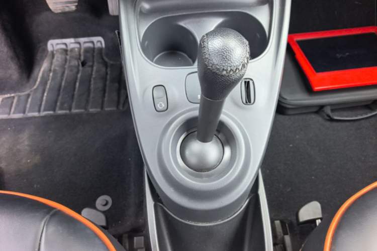 Used smart fortwo 2015 1.0L 52 kW hardtop Dynamic version Gear Lever