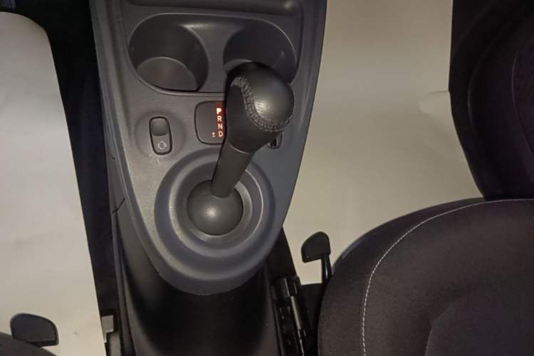 Used smart fortwo 2015 1.0L 52 kW Hardtop Passion Edition Gear Lever
