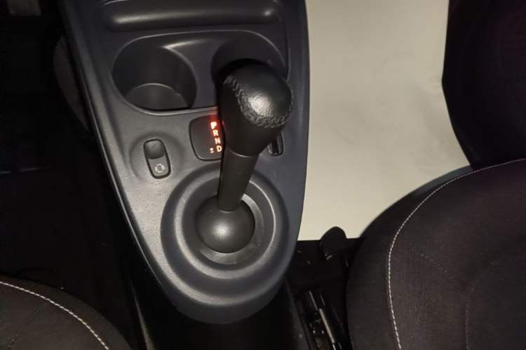 Used smart fortwo 2015 1.0L 52 kW Hardtop Passion Edition Gear Lever