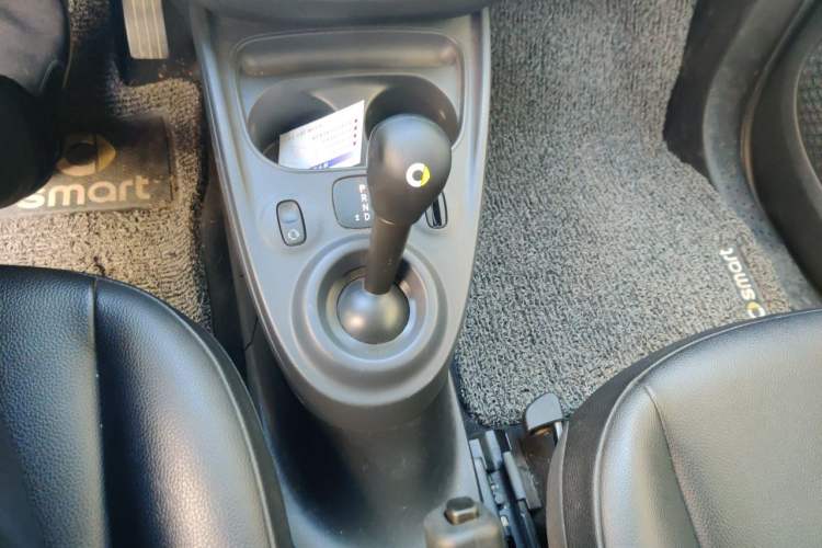 Used smart fortwo 2015 1.0L 52 kW hardtop Dynamic version Gear Lever