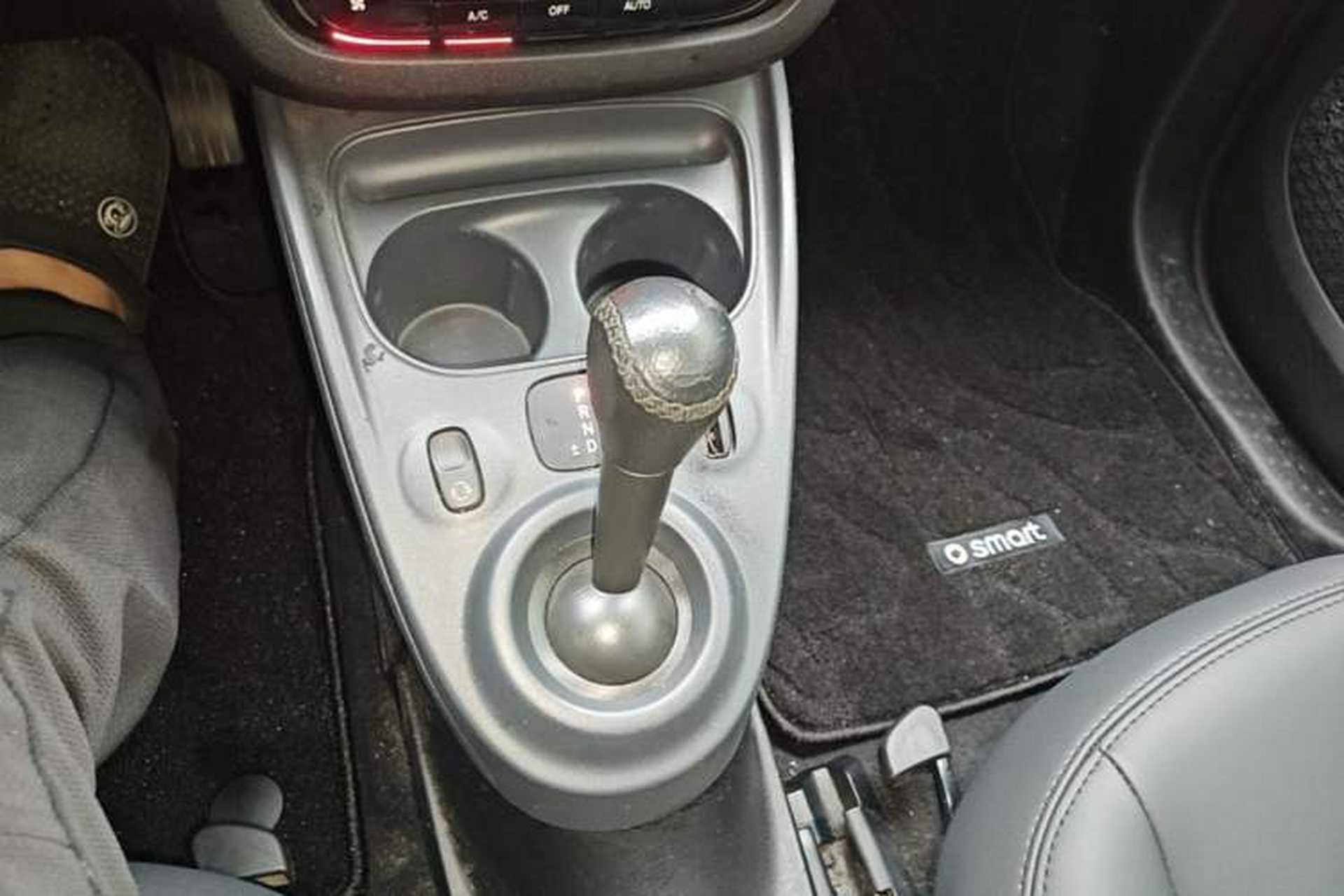 Used smart fortwo 2015 1.0L 52 kW hardtop Dynamic version Gear Lever