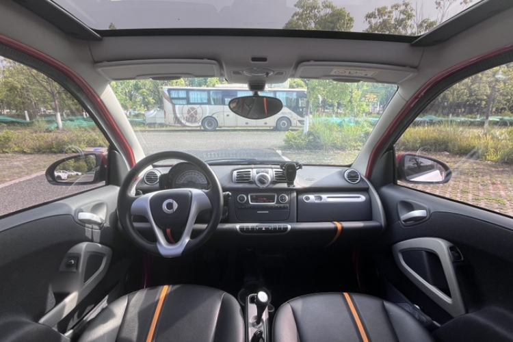 Used smart fortwo 2015 1.0 MHD Spark Special Edition Interior 3