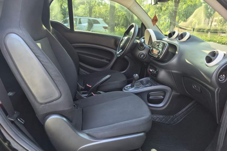 Used smart fortwo 2015 1.0L 52 kW hardtop Dynamic version Interior 3