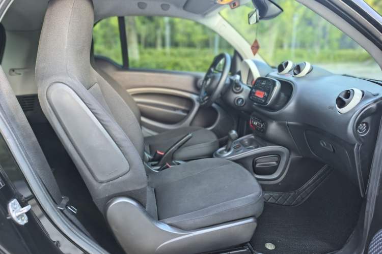 Used smart fortwo 2015 1.0L 52 kW hardtop Dynamic version Interior 4