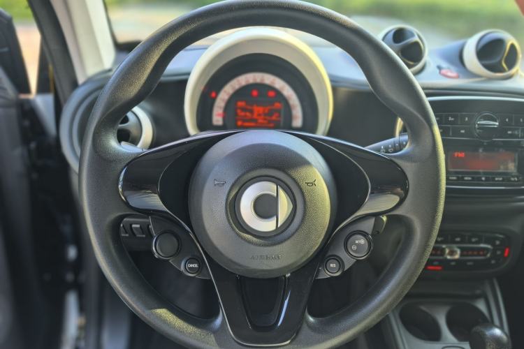 Used smart fortwo 2015 1.0L 52 kW hardtop Dynamic version Interior 6