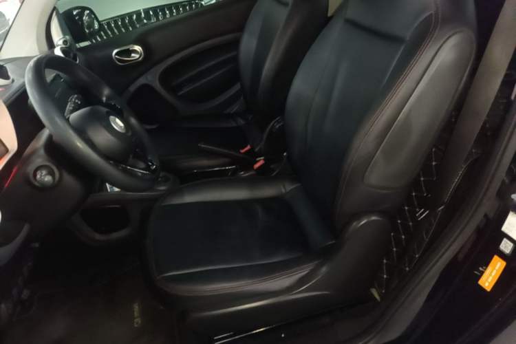 Used smart fortwo 2015 1.0L 52 kW hardtop Dynamic version Left Front Seat