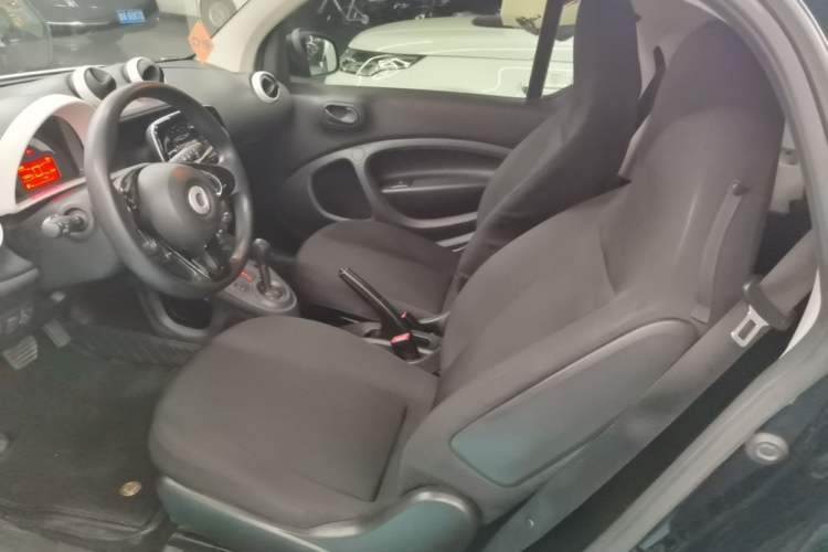 Used smart fortwo 2015 1.0L 52 kW hardtop Dynamic version Left Front Seat