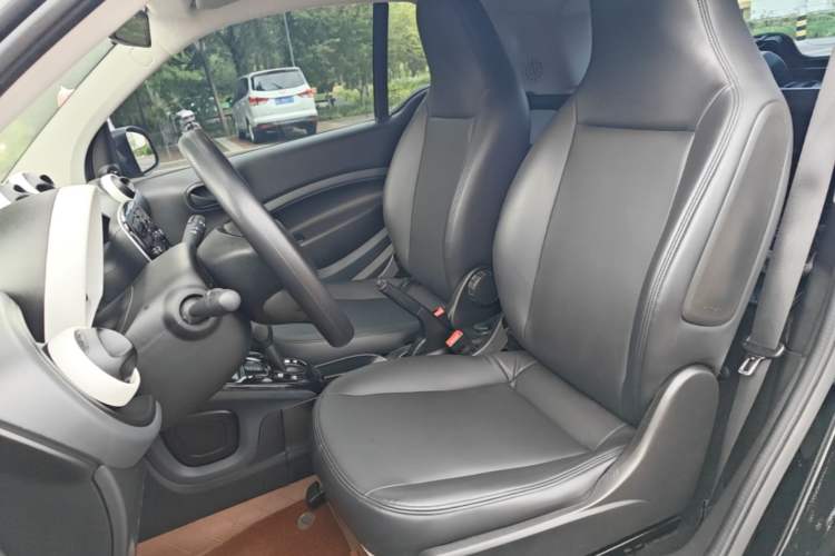 Used smart fortwo 2015 1.0L 52 kW hardtop Dynamic version Left Front Seat