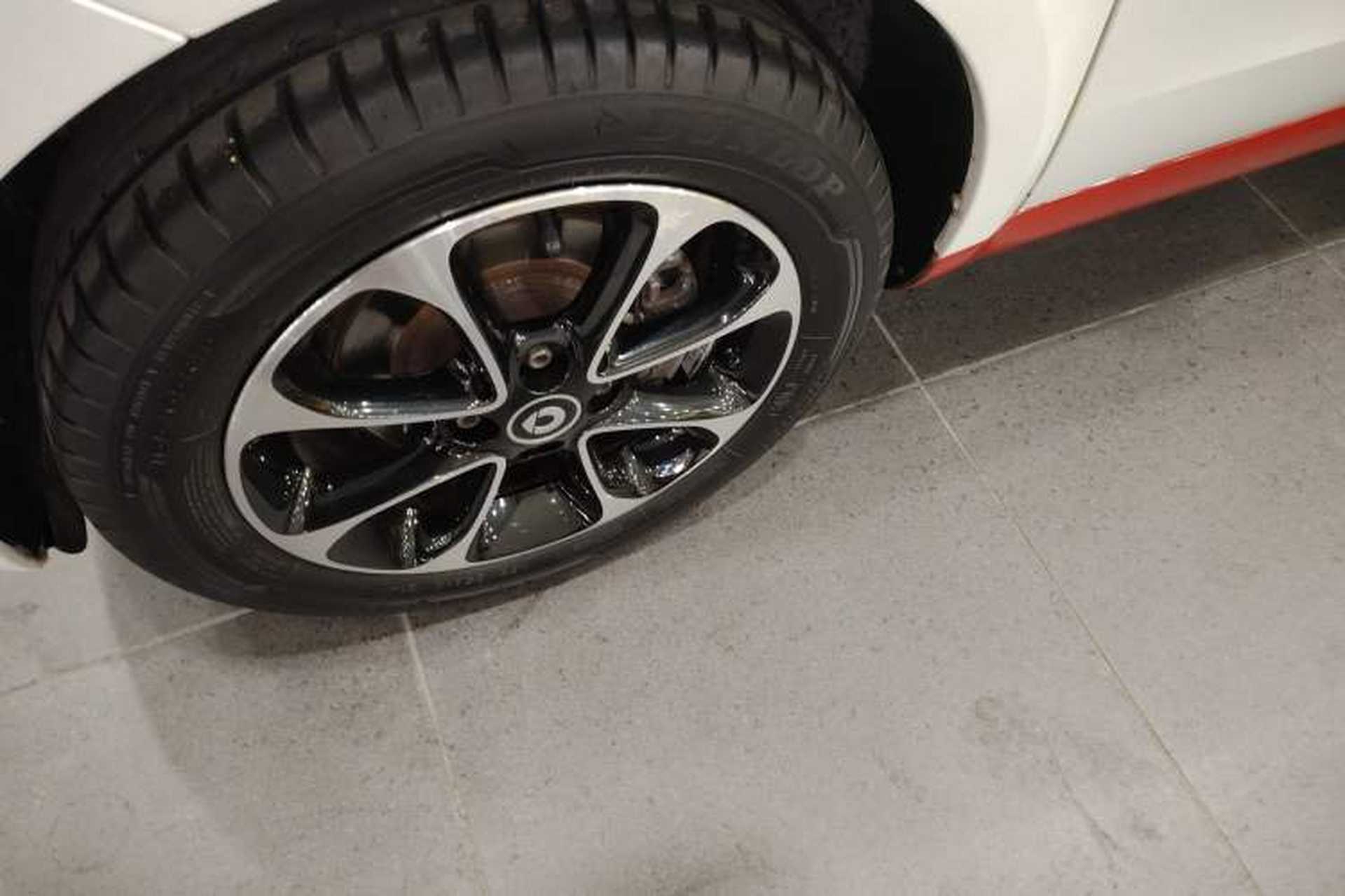 Used smart fortwo 2015 1.0L 52 kW Hardtop Passion Edition Left Front Wheel Hub