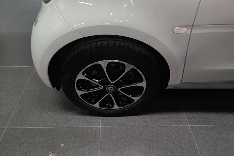 Used smart fortwo 2015 1.0L 52 kW Hardtop Passion Edition Left Front Wheel Hub