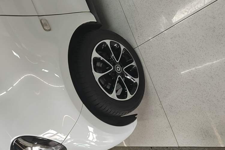 Used smart fortwo 2015 1.0L 52 kW Hardtop Passion Edition Left Front Wheel Hub