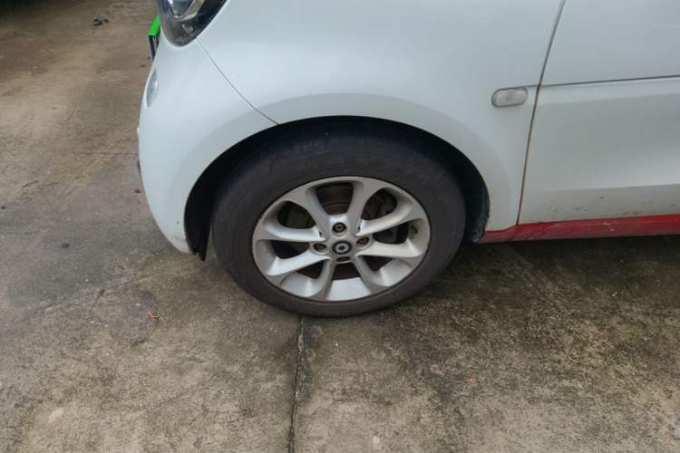 Used smart fortwo 2015 1.0L 52 kW hardtop Dynamic version Left Front Wheel Hub