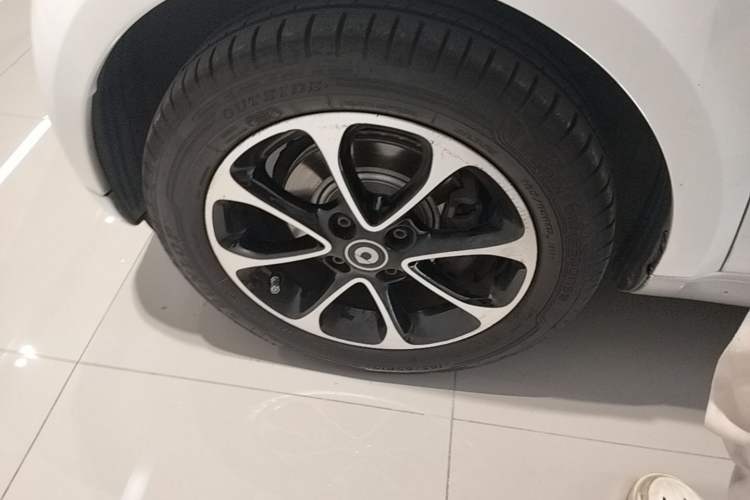 Used smart fortwo 2015 1.0L 52 kW Hardtop Passion Edition Left Front Wheel Hub