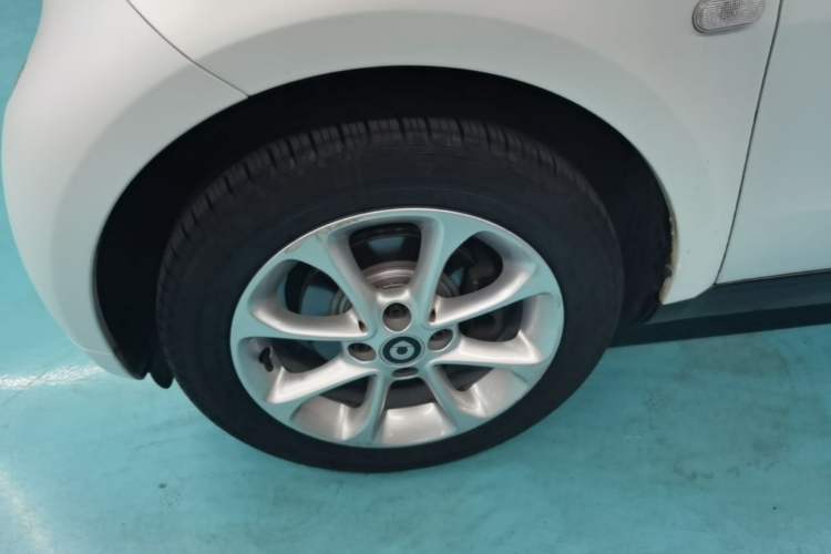 Used smart fortwo 2015 1.0L 52 kW hardtop Dynamic version Left Front Wheel Hub