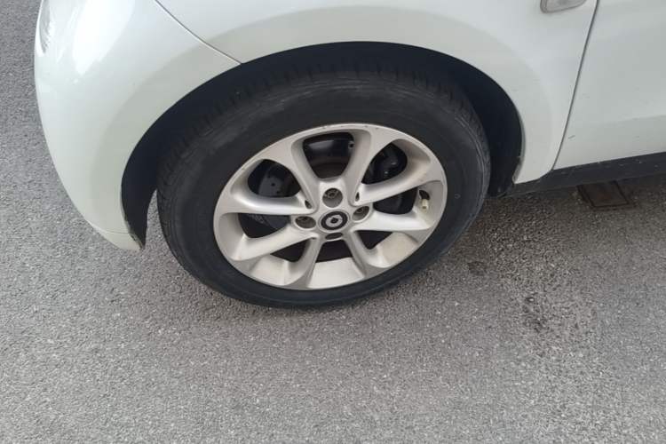Used smart fortwo 2015 1.0L 52 kW hardtop Dynamic version Left Front Wheel Hub