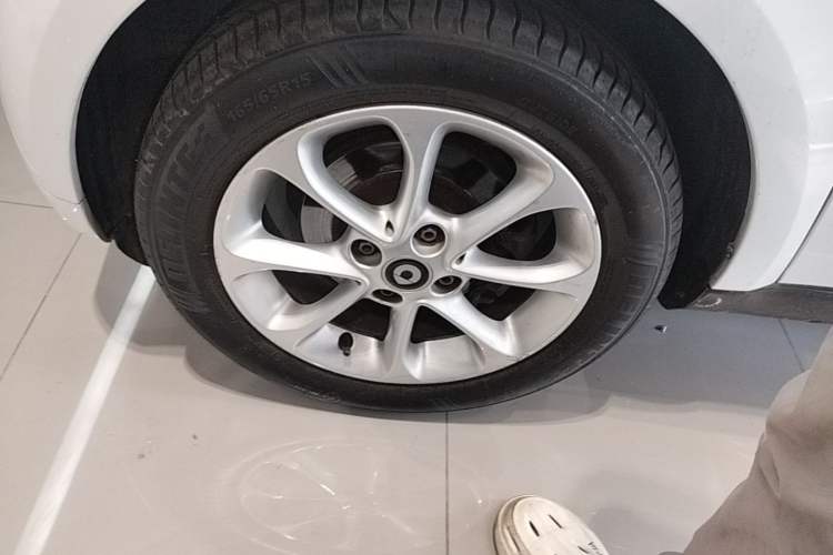 Used smart fortwo 2015 1.0L 52 kW hardtop Dynamic version Left Front Wheel Hub