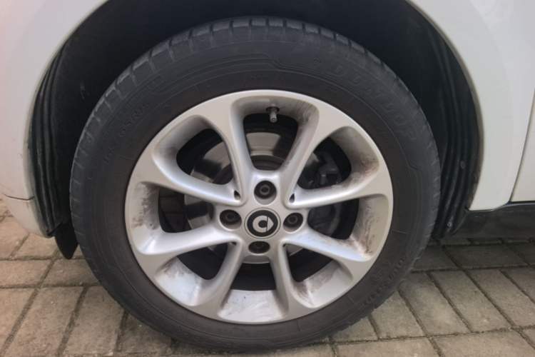 Used smart fortwo 2015 1.0L 52 kW hardtop Dynamic version Left Front Wheel Hub