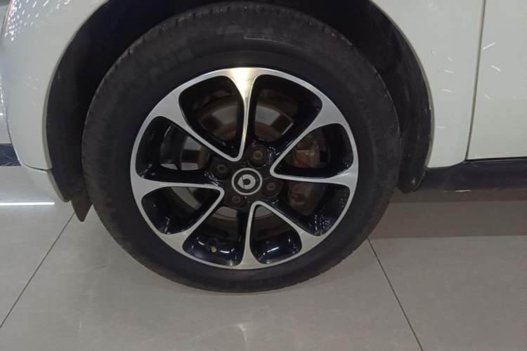 Used smart fortwo 2015 1.0L 52 kW Hardtop Passion Edition Left Front Wheel Hub