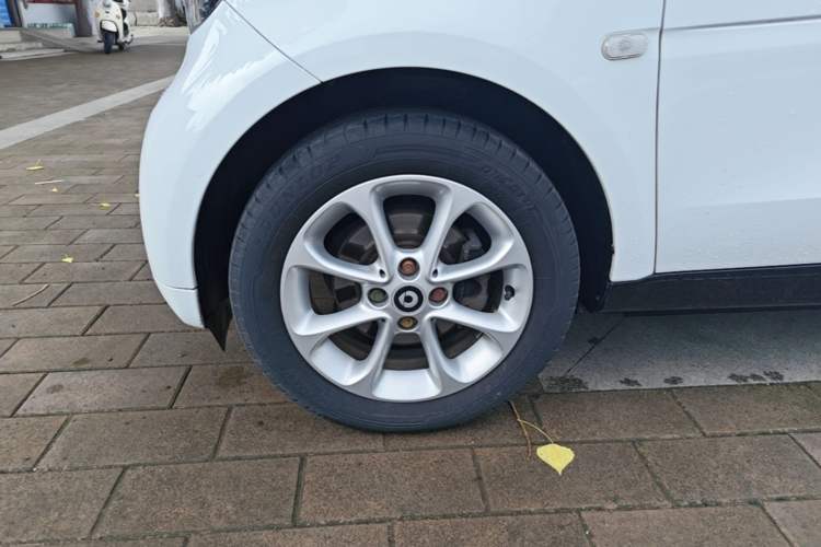 Used smart fortwo 2015 1.0L 52 kW hardtop Dynamic version Left Front Wheel Hub