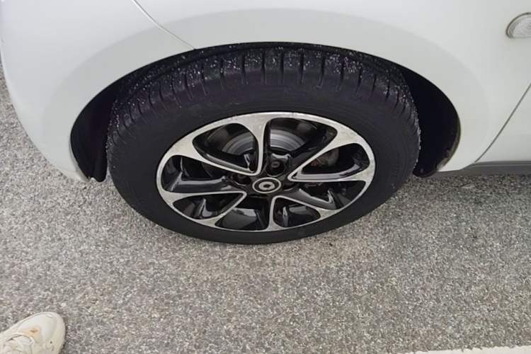 Used smart fortwo 2015 1.0L 52 kW Hardtop Passion Edition Left Front Wheel Hub
