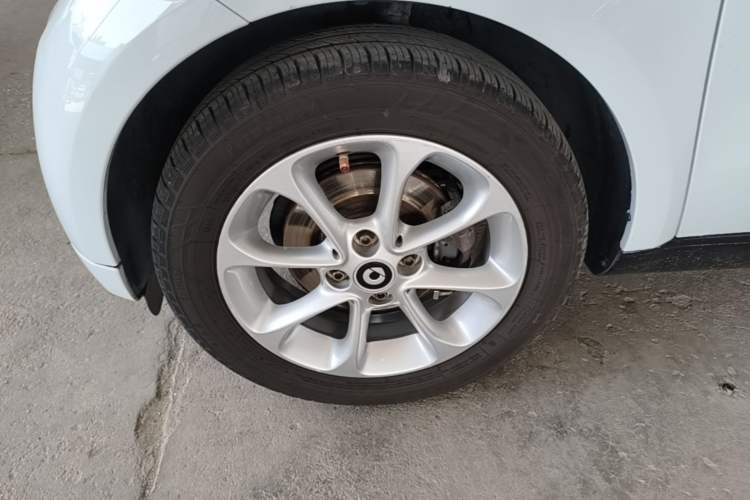 Used smart fortwo 2015 1.0L 52 kW hardtop Dynamic version Left Front Wheel Hub