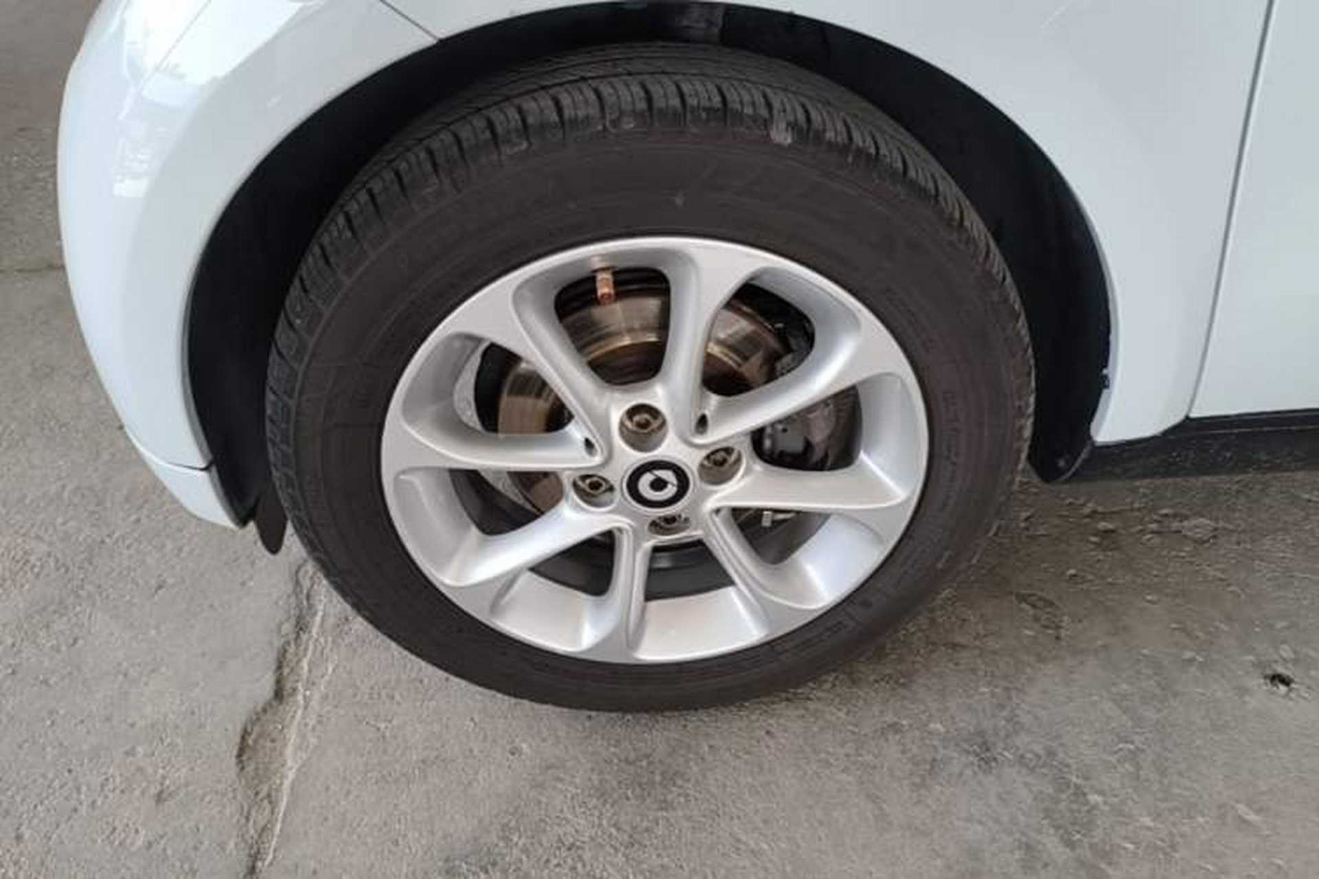 Used smart fortwo 2015 1.0L 52 kW hardtop Dynamic version Left Front Wheel Hub