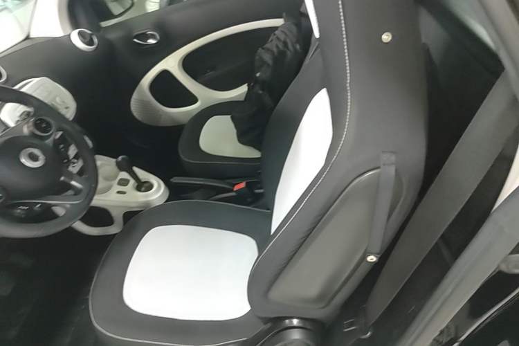 Used smart fortwo 2015 1.0L 52 kW Hardtop Passion Edition Left Rear Seat