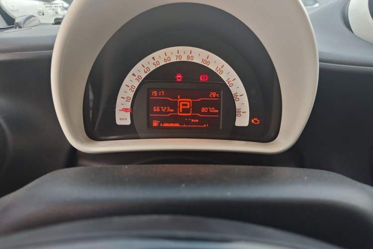 Used smart fortwo 2015 1.0L 52 kW hardtop Dynamic version Odometer Close Up