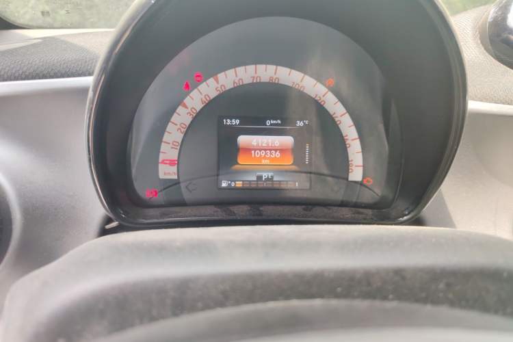 Used smart fortwo 2015 1.0L 52 kW Hardtop Passion Edition Odometer Close Up