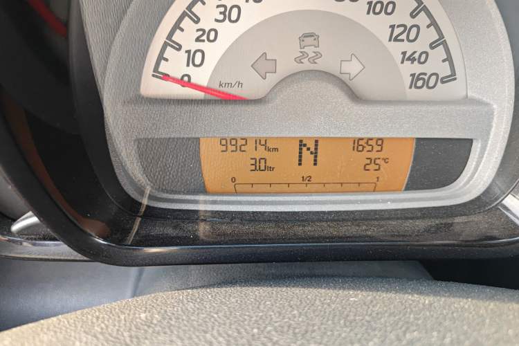 Used smart fortwo 2015 1.0 MHD Comfort Travel Edition Odometer Close Up