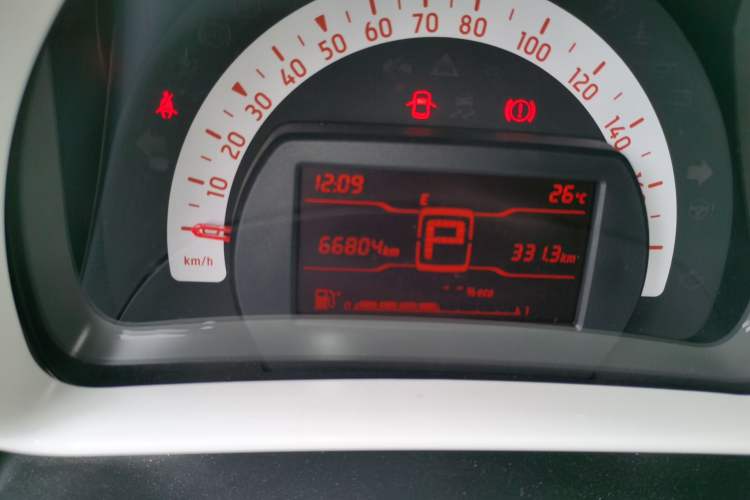 Used smart fortwo 2015 1.0L 52 kW hardtop Dynamic version Odometer Close Up