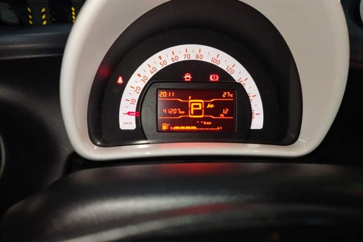 Used smart fortwo 2015 1.0L 52 kW hardtop Dynamic version Odometer Close Up
